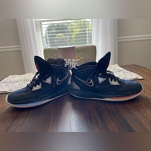 Boys/Kids Kyrie Infinity - Size 5Y